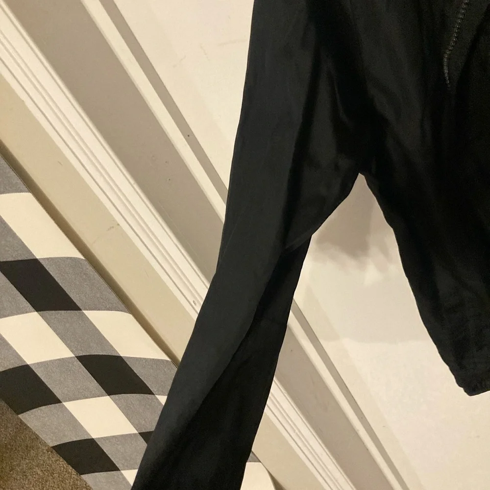 Converse hooded zip up jacket in size large. Excellent Condition. Black in color